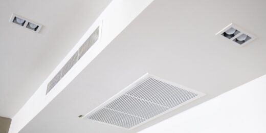 Plafond avec aérations rectangulaires et éclairage encastré.
