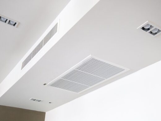 Plafond avec aérations rectangulaires et éclairage encastré.